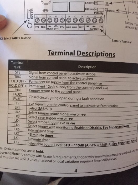 Närbild av en sida ur en manual för en utomhussiren som visar terminalbeskrivningar och kopplingsschema.