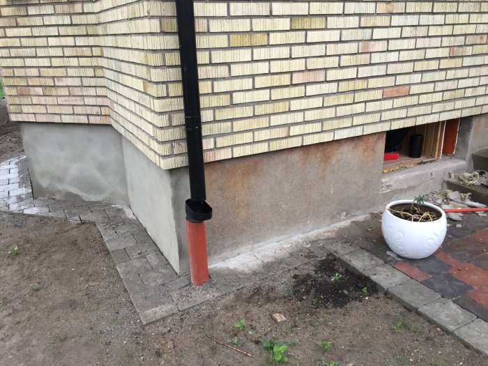 Alt: Nyinstallerat fönster utan glas på putsad husvägg med synlig drevmån och igensatt öppning till vänster.