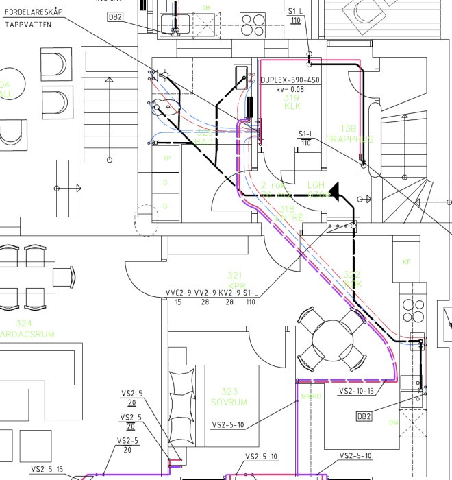 Detaljerad VVS- och elritning av en lägenhet som visar ledningar och installationer i olika färger och med tekniska symboler.