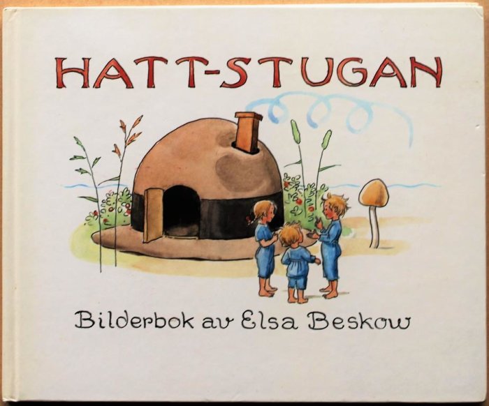 Omslaget till Elsa Beskows barnbok "Hattstugan" med teckning av barn och en rund stuga liknande en hatt.
