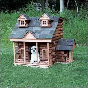 Hund i ett detaljerat hundhus byggt som en stockstuga med flera små torn och veranda.
