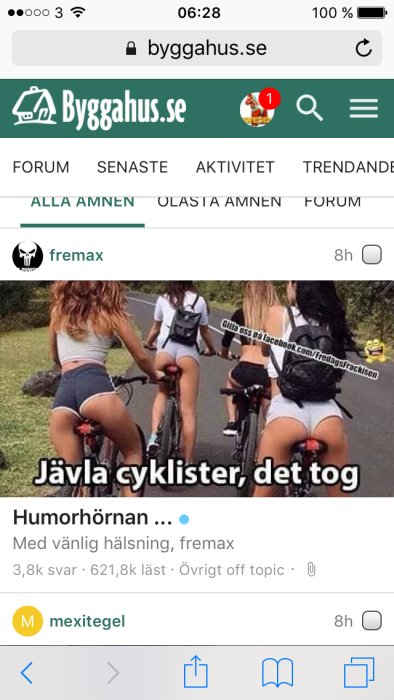 Tre personer cyklar, sedda bakifrån, med korta byxor och ryggsäckar, text "Jävla cyklister, det tog".