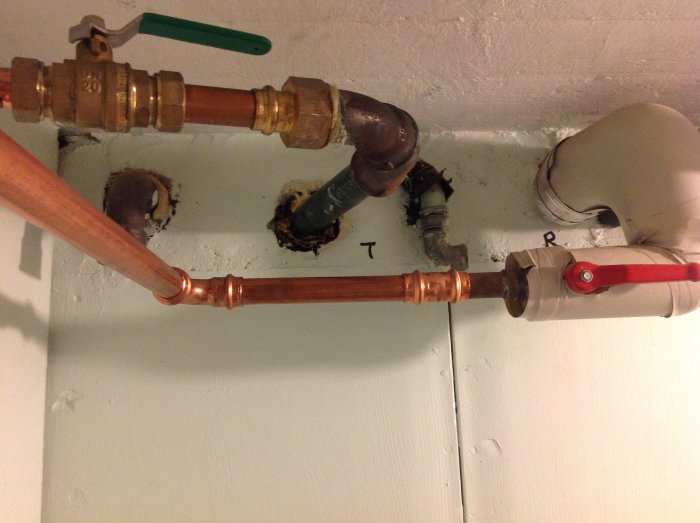 Värmeinstallation med kopparledningar och ventiler såsom tillopps- och returledningar i pannrum.