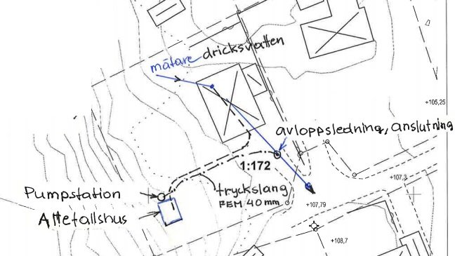 Detaljerad ritning av avloppsanslutningen med markerade hus, pumpstation och ledningar.