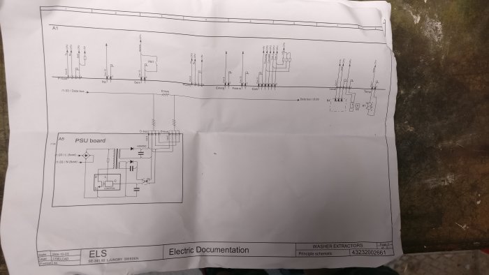 Elritning för PSU-kort med märkningar och anslutningar på en sliten arbetsyta.