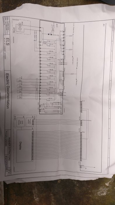 Elektriskt schema på papper för byggprojekt med märkning och anslutningar.