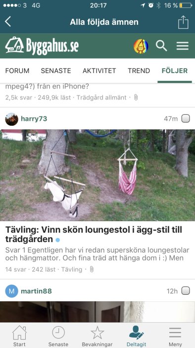 En hängmatta och en äggformad loungestol upphängda mellan träd utomhus.