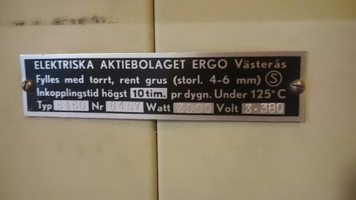 Märkskylt på ett element med instruktioner och tekniska specifikationer, från Elektriska Aktiebolaget ERGO Västerås.