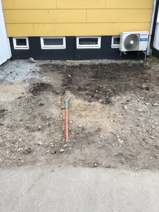 Förberedd mark på 4x4 meter för att lägga grus där en Toyota Yaris ska parkeras.