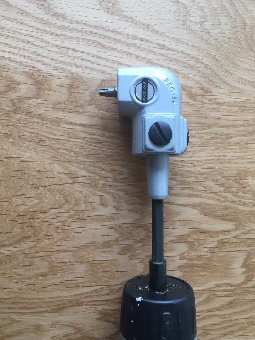 Borrchuck-adapter för skruvdragare på träbakgrund.