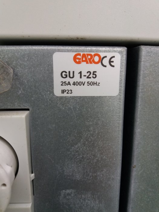 Etikett på elcentral med specifikationer "GARO GU 1-25 25A 400V 50Hz IP23" som visar elcentralens kapacitet.