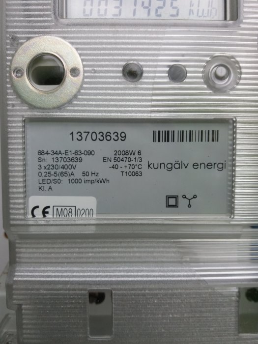Elcentralens mätare med detaljerad information och märkningen "kungälv energi" synlig på etiketten.