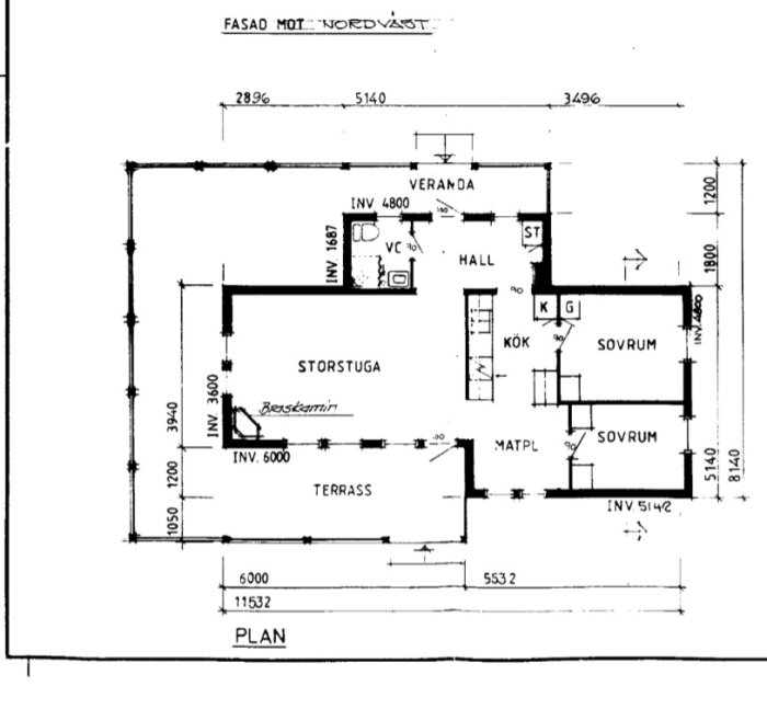 Planritning av ett hus med markerad icke-bärande vägg mellan två sovrum som övervägs för rivning.