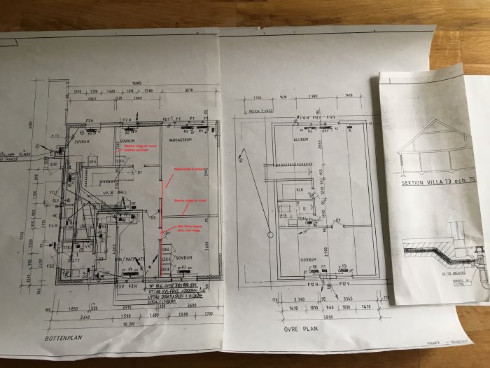 Originalritningar av en villa med bottenvåning och övre plan samt delvis synlig sektionsritning.