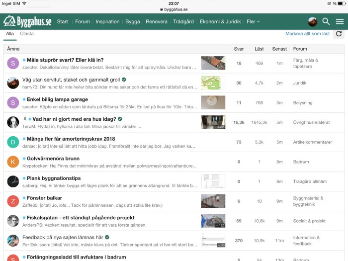 Skärmbild av diskussionsforum med olika trådar, blå och grön markering vid trådar för olästa inlägg och egna inlägg.