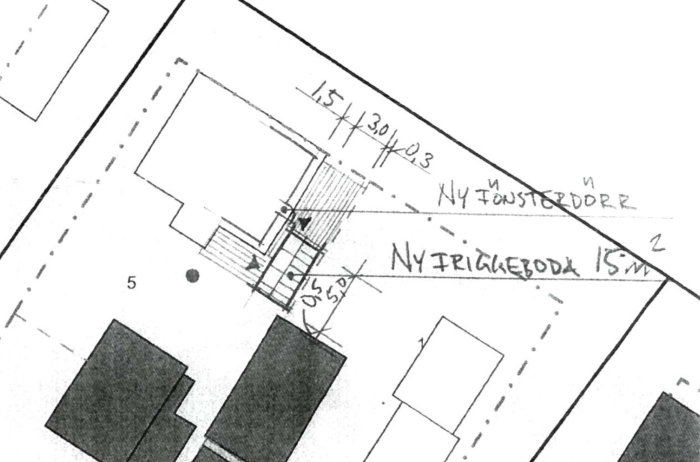 Situationsplan med markeringar för ny fönsterdörr och friggebod på en fastighet.