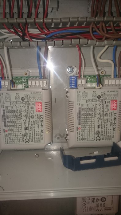 Två LCM-40DA LED-drivrutiner monterade på vägg med synkabel och anslutna kablar.