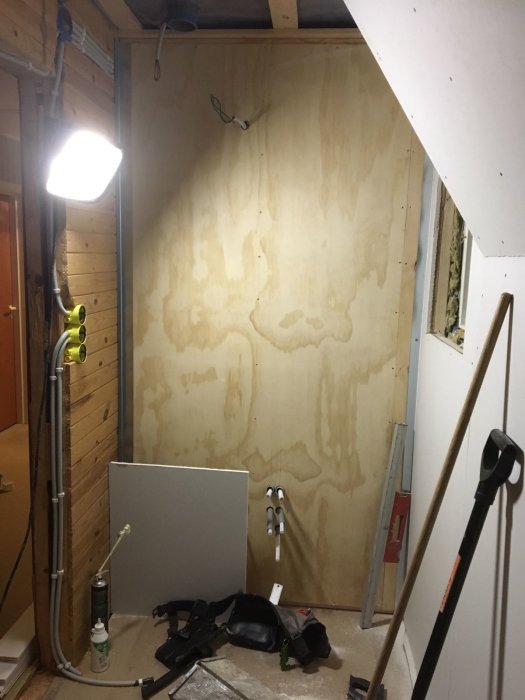 Renoveringsprojekt dag två med riktade väggar och synlig elektrikinstallation i ett pågående arbetsrum.