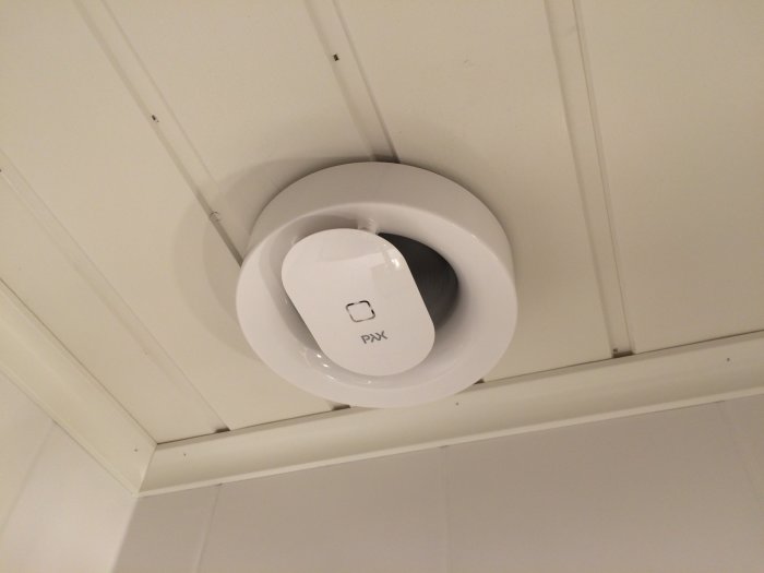 Installation av dold ventilation i tak med slät finish och extra eluttag.
