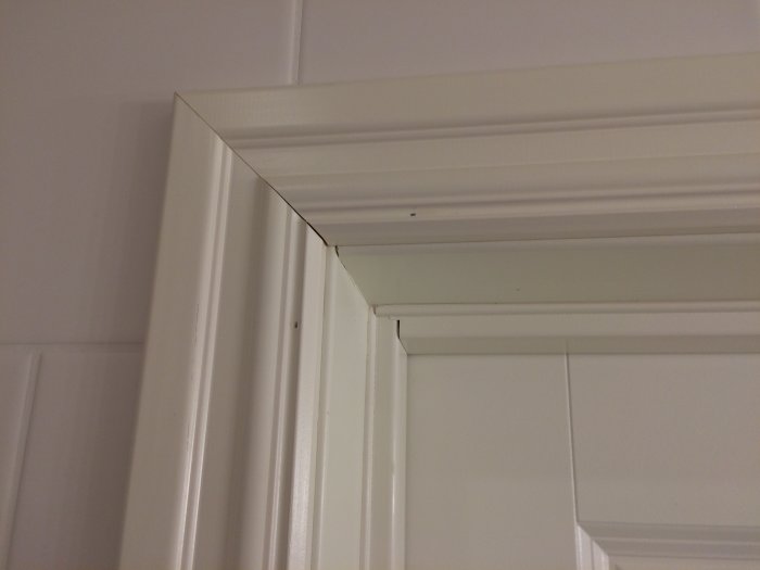 Närbild av snygg finish på snickeridetalj där lister möter i en skarp och exakt vinkel.