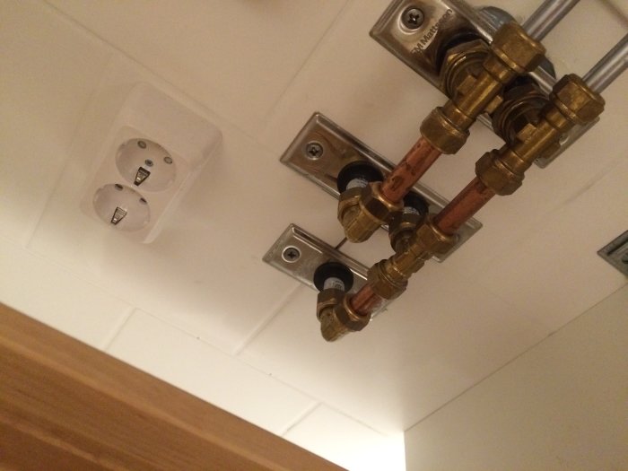 Eluttag och rörinstallation dolt bakom kommod för optimerad finish.