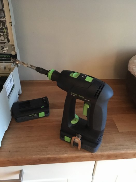 Festool C18 borrskruvdragare med borrar och 3,1ah batterier på en trähylla.