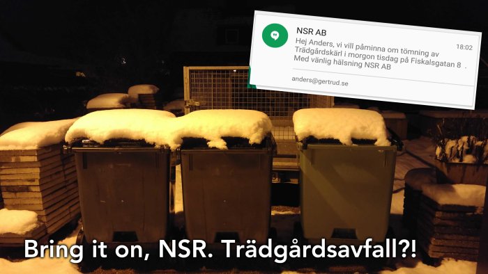 Sopkärl täckta av snö på natten med SMS-påminnelse från NSR om tömning.