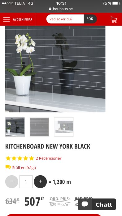 Köksplatta "New York Black" med vita orkidéer framför svart kakel.