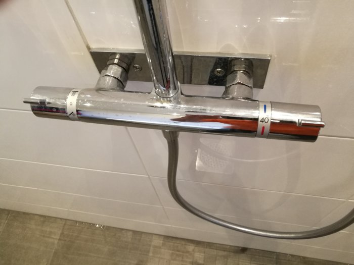 Hansgrohe duschblandare installerad på kakelvägg, höger vred markerat vid 40 grader Celsius.