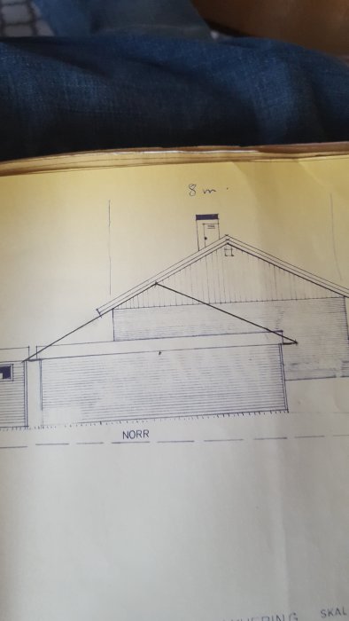 Ändringar markerade på en arkitektritning som visar garagets långsida med mått och detaljer.