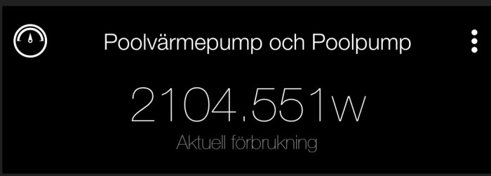 Display visar aktuell förbrukning på 2104.551W för poolvärmepump och poolpump