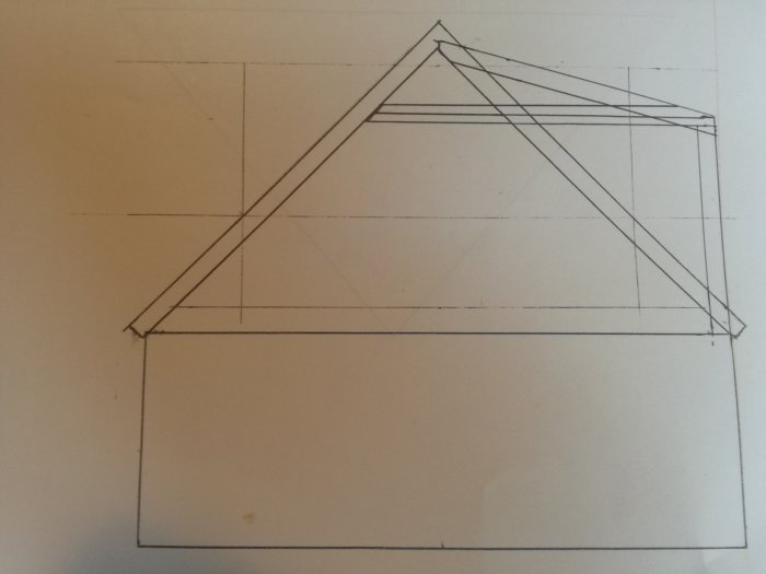 Handritad skiss av takkupan till ett hus med profilerade sektioner och föreslagna konstruktionsdetaljer.