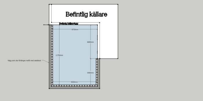 Teknisk ritning av en källare med måttangivelser och planerad förlängning av vägg med skalblock.