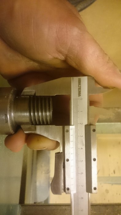 Mått på träsvarvsgänga med skjutmått av märket WELTER.