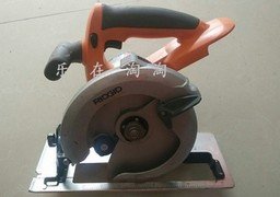 Batteridriven Ridgid cirkelsåg på betongunderlag.