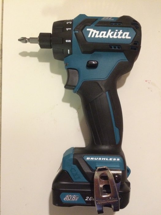 Makita 10,8V slagskruvdragare med bits, brushless motor och 2Ah batteri.