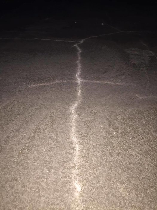 Nybetongplatta med sprickbildning, potentiellt från snabb torkning eller brist på bevattning.
