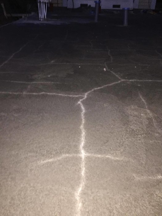 Ny betongplatta med synliga sprickor över ytan.