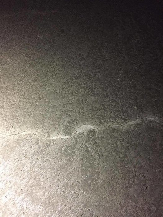 Spricka i en nygjuten betongyta som påstås vara extra hård.