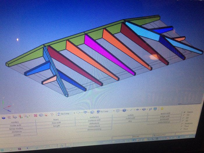 Datorskärm visar CAD-modell av takstolar för halvt valmat verandatak.