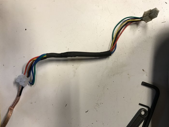 Elektrisk kabel med multicolor isolerade ledningar och kontakter, modifierad och isolerad med svart tejp.
