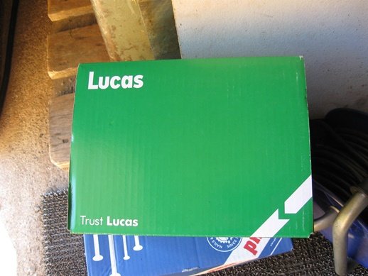 Grön Lucas låda med texten "Trust Lucas" som ligger på ett grått underlag.