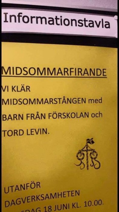 Gul anslagstavla med text om midsommarfirande och klädsel för midsommarstången, nämner barn och Tord Levin.