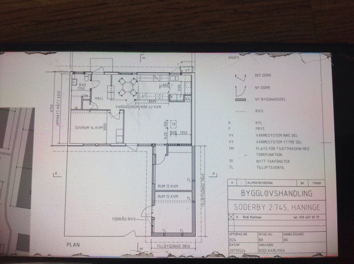 Ritning av en planlösning för hus med tillbyggnad, markerade rum och mått, benämningar på olika delar och symboler.