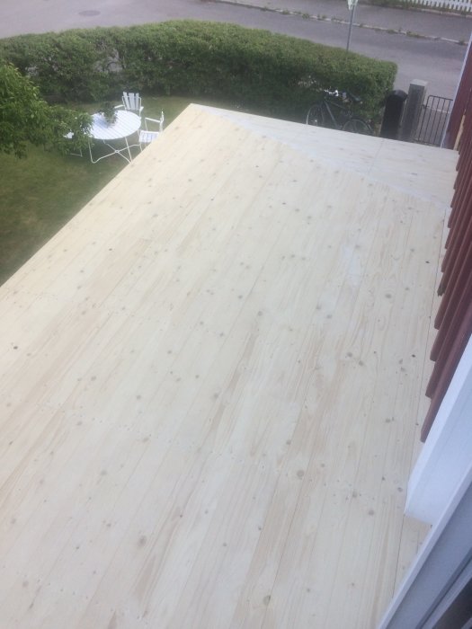 Renoverat verandatak med nytt plywood underlag sett från ovan, redo för slutlig täckning.