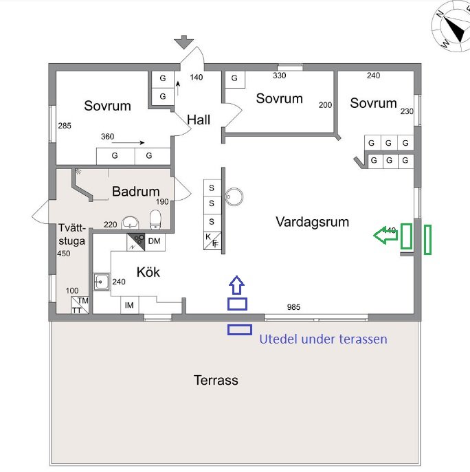 Planritning av ett hus med markerade platser för installation av en värmepump, en vid vardagsrummet och en under terrassen.