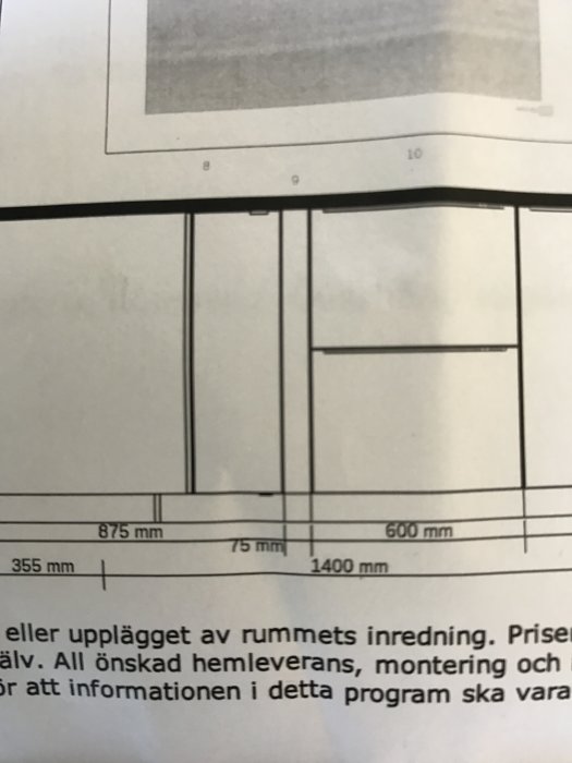 Schematisk ritning av köksskåpsinstallation med måttangivelser.