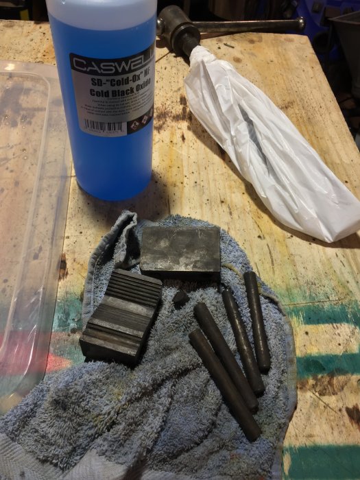 Renoveringsmaterial för skruvstäd inklusive Caswell Cold Black Oxid, polerpasta och stålborstar.