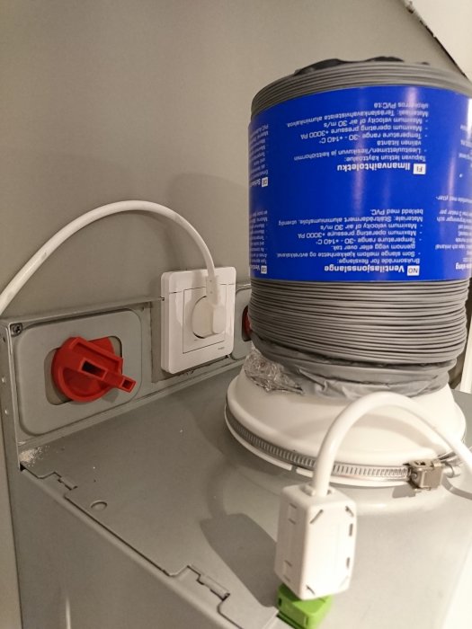 Ventilationsfläkt med elektrisk kabel och uttag, modifiering för passning nära vägg.