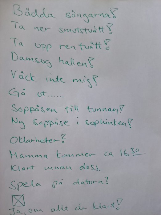 Handskriven lista med påminnelser och sysslor för hushållsarbetet.